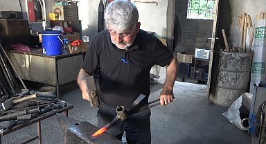 Dede mesleğini yaşatmak için 50 yıldır demire şekil veriyor