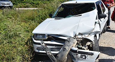 Demir korkuluklara çarpan sürücü yaralandı