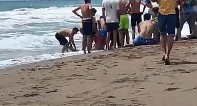 Denizde çocuklarını kurtarmak isteyen baba yaşamını yitirdi