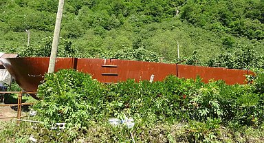 Denize 40 km mesafedeki tepeye deniz feneri yaptılar yetmedi şimdi de tekne yapıyorlar