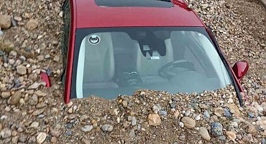 Denizli'de selin getirdiği çamur yoldan geçen araçları yuttu: 1 ölü