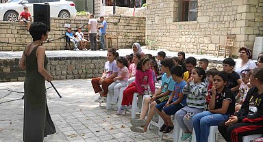 Deprem bölgesinde çocukların yüzünü gülümseten masal