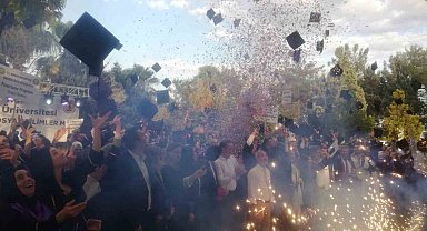 Deprem bölgesinde mezun olan öğrenciler sevinç ve hüznü bir arada yaşadı