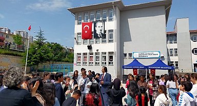 Deprem bölgesindeki okula destek toplamak için panayır düzenlendi