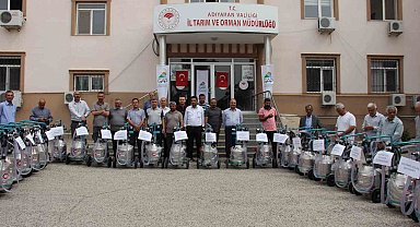 Depremde ahırları yıkılan süt üreticilerine süt sağım makinesi dağıtıldı