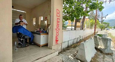 Depremde dükkanı yıkıldı, terkedilen nöbet kulübesini ekmek teknesine çevirdi