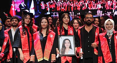 Depremde hayatını kaybeden üniversite öğrencisi Buse mezuniyet töreninde unutulmadı