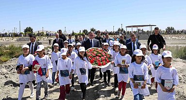 Depremde hayatını kaybedenler anısına Van Gölü'ne çelenk bırakıldı