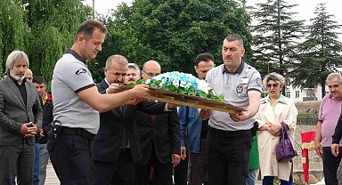 Depremde hayatını kaybedenler için Yeşilırmak'a saygı çelengi bırakıldı