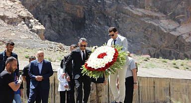 Depremde hayatını kaybedenlerin anısına Zap Suyu'na çiçek bırakıldı