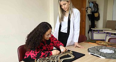 Depremin etkilerini katıldığı kurs ile atlatıyor