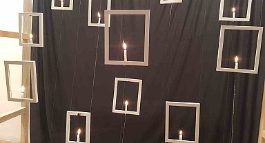 Depremin izleri 11 boş çerçeveyle anlatıldı