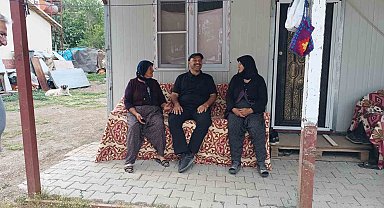 Depremin merkezinde gönüllere dokunan Vali