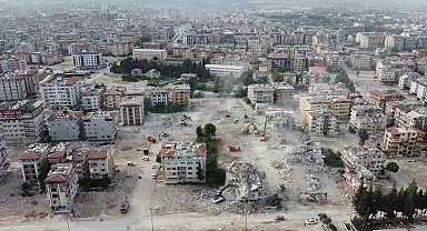Depremin vurduğu Hatay'da ağır hasarlı binalar yıkılıyor