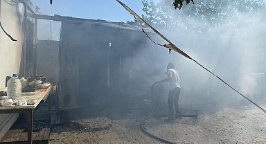 Depremzede ailenin konteynırı cayır cayır yandı