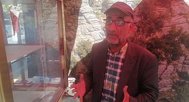 Depremzede baba gözyaşları arasında 1 yıldır görmediği oğlunu arıyor