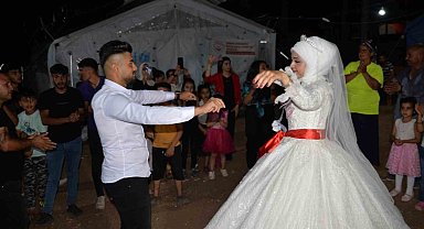 Depremzede çift, aşklarının başladığı çadır kentte evlendi