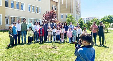 Depremzede çocuklar film izleyip fidan dikti