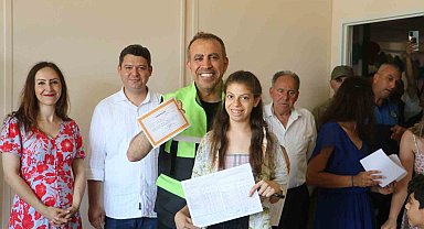 Depremzede çocuklar karnesini Haluk Levent'ten aldı