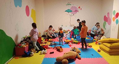 Depremzede çocuklara moral