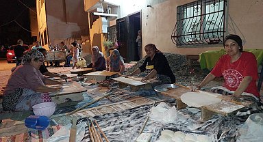 Depremzede kadınlar bayram için imece usulü yufka ekmek pişirdi