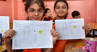 Depremzede öğrenciler karnelerini alırken öğretmenlerinin elini öptü