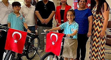 Depremzede öğrencilere anlamlı karne hediyesi