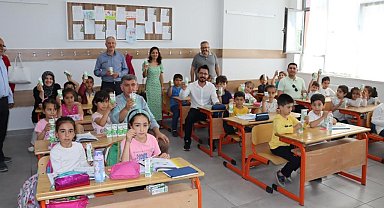 Depremzede öğrencilere süt dağıtıldı