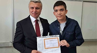 Depremzede Yusuf Kağan okul birincisi olmanın gururunu yaşıyor