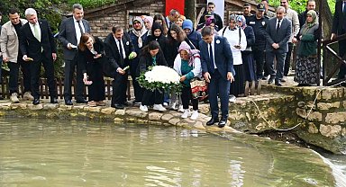 Depremzedeler anısına saygı çelengi bırakıldı