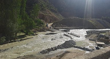 Dere yatağı taştı köprü sular altında kaldı