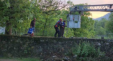 Dere yükseldi, tarlada mahsur kaldılar