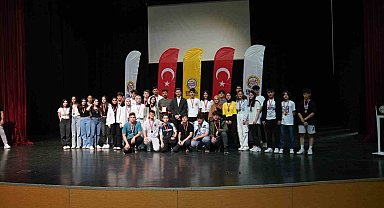 Dereceye giren öğrencilere plaket ve madalya takdim edildi