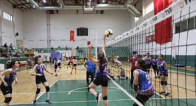Derince'de voleybol şenliği başladı