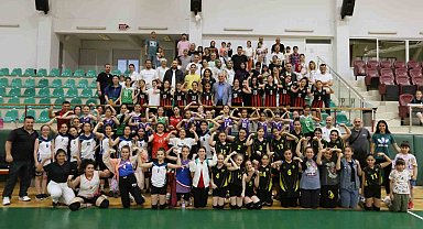 Derince'de voleybol şenliği