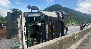 Devirdiği kamyon D-650'i kapattı: Yaralı sürücü sıkıştığı yerden sigara içerek çıktı