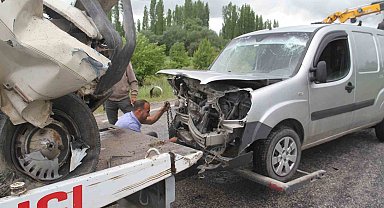 Devrilen kamyon kazaya sebep oldu: 4 yaralı