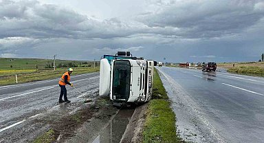 Devrilen kamyonetin sürücüsü yaralandı