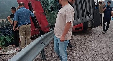 Devrilen kamyonun sürücüsü öldü