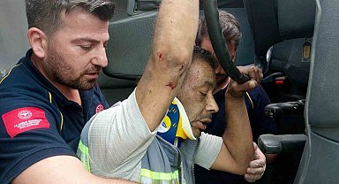 Devrilen mıcır yüklü kamyonun sürücüsünü itfaiye camı kırarak çıkarttı