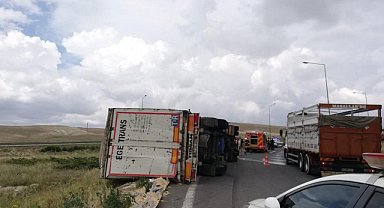 Devrilen tırda sıkışan sürücüyü itfaiye kurtardı