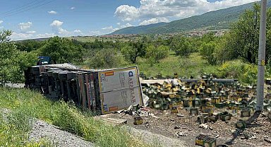 Devrilen tırdaki litrelerce alkol yola döküldü