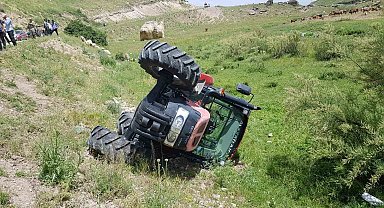 Devrilen traktörün kabinli olması sürücüyü kurtardı