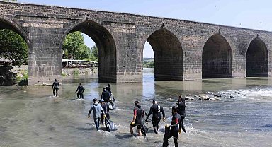 Dicle Nehri'ne depremde hayatını kaybedenler için 'vefa' çelengi bırakıldı