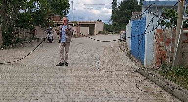 Direğe çarpan tır evleri internetsiz bıraktı