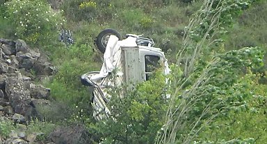 Direksiyon hakimiyeti kaybedilen kamyonet şarampole uçtu