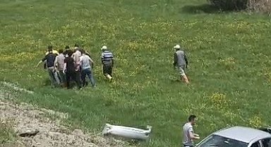 Direksiyon hakimiyeti kaybolan otomobil şarampole uçtu