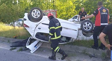 Direksiyon hakimiyetini kaybetti, refüje çıkarak takla attı: 3 yaralı