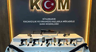 Diyarbakır'da eğlence mekanında çok sayıda silah ele geçirildi