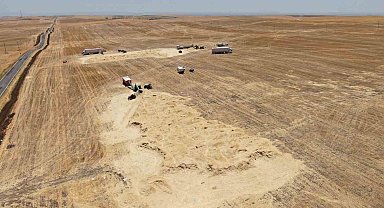 Diyarbakır'da hava sıcaklığı 35 derece üzeri gösterirken onlar tonlarca saman presliyor